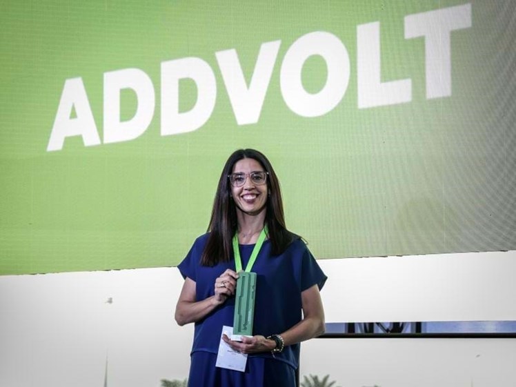 Susana Ornelas, designer gráfica da Addvolt, com um dos troféus recebidos na cerimónia de entrega do Prémio Nacional de Inovação.