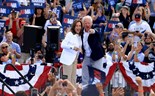 Kamala Harris chega à convenção democrata com sondagens a favor em estados cruciais