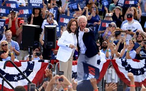 Kamala Harris chega à convenção democrata com sondagens a favor em estados cruciais