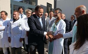 Luís Montenegro com médicos hospital santa maria