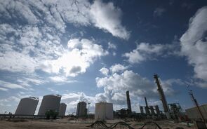 Petróleo estável depois de queda de 2% e baixa nos 'stocks' dos EUA