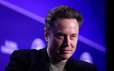 Musk lança novo chatbot de inteligência artificial para concorrer com ChatGPT