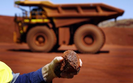 Minério de ferro atinge valor mais baixo desde 2022 com crise do aço