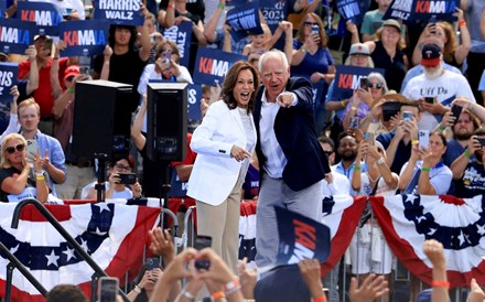 Kamala Harris chega à convenção democrata com sondagens a favor em estados cruciais