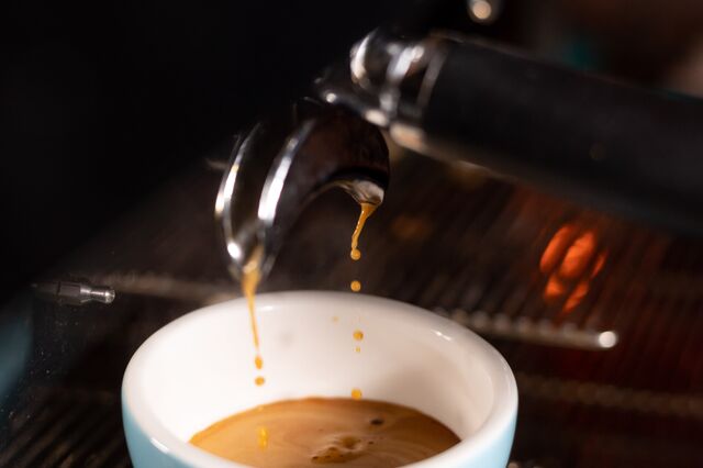 Café em chávena quente. Preços não param de subir