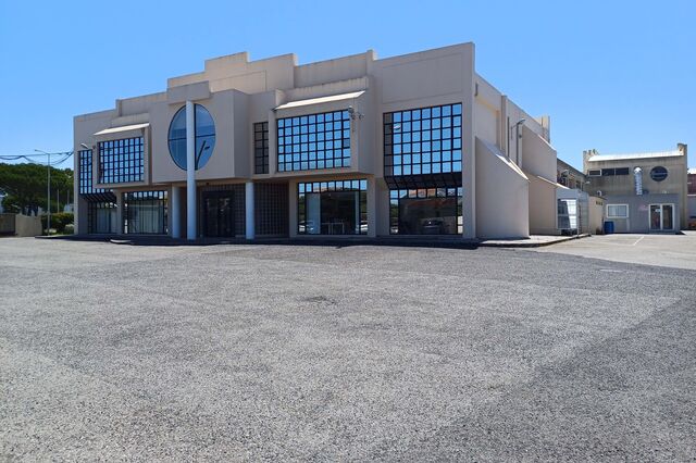 Distribuidor da Hermès e Givenchy em Portugal coloca à venda armazém no aeródromo de Tires