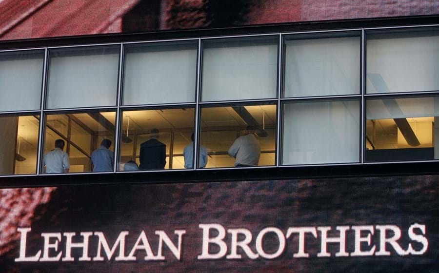 A crise do subprime teve início em agosto de 2007 e afetou o mundo inteiro nos anos seguintes. Onze meses depois caía o Lehman Brothers.