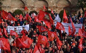 Trabalhadores da Volkswagen em protesto. Ameaçam entrar em greve