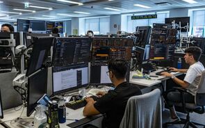Traders, trading, bolsas, ações, analistas, sala de mercados do BNP Paribas
