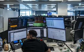 Traders, trading, bolsas, ações, analistas, sala de mercados do BNP Paribas
