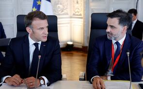 Laurent Saint-Martin_Reuters, ministro do Orçamento francês, com Emmanuel Macron