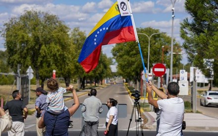 Venezuela prende alegados conspiradores. UE reúne de emergência