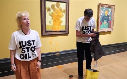 Ambientalistas voltam a lançar sopa contra quadros de Van Gogh expostos em Londres 