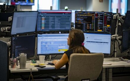Traders, trading, bolsas, ações, analistas, sala de mercados do BNP Paribas