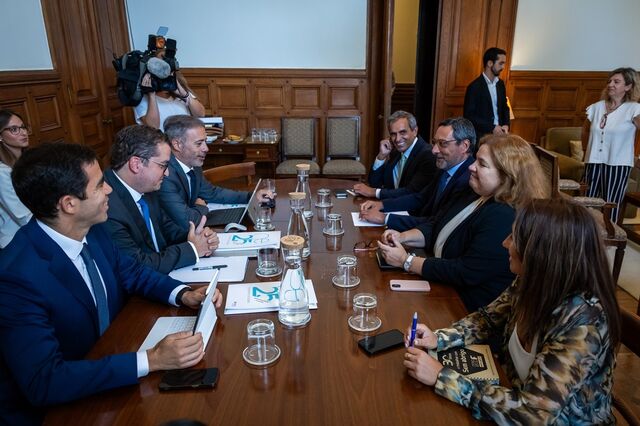 Orçamento: Governo espera pelo PS, que aguarda que seja marcada nova reunião
