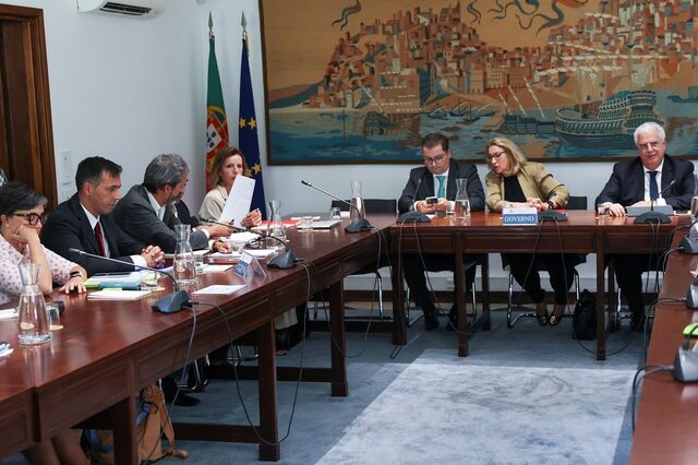 Governo adia meta para salários enquanto negoceia