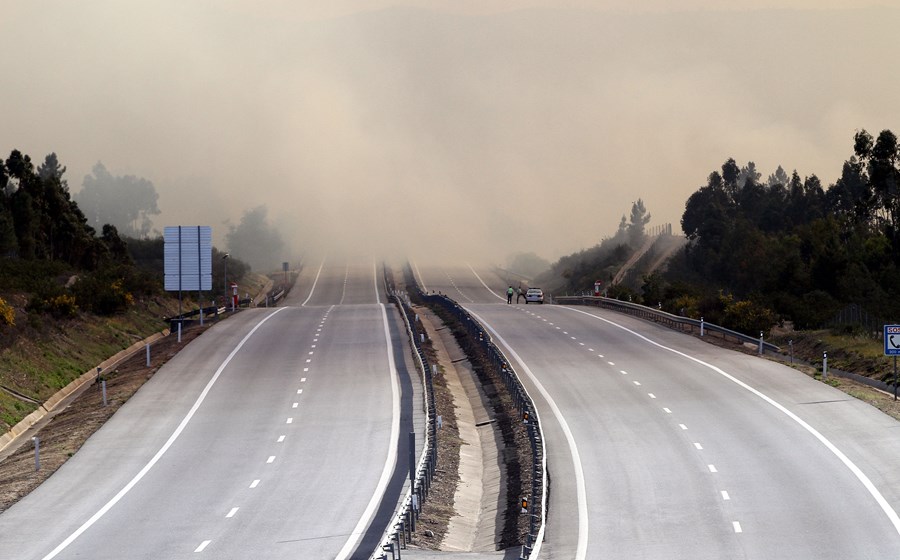 Incêndios nos distritos de Aveiro, Porto, Vila Real e Viseu obrigaram a cortar estradas e autoestradas, como a A1, a A25 e a A13.