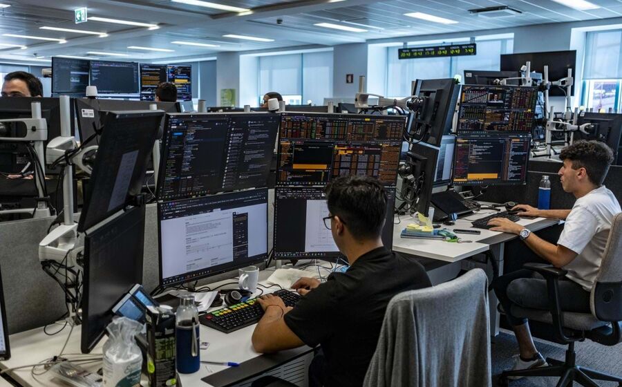 Traders, trading, bolsas, ações, analistas, sala de mercados do BNP Paribas