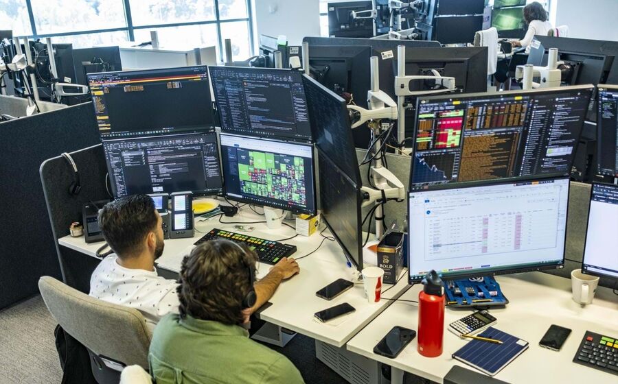 Traders, trading, bolsas, ações, analistas, sala de mercados do BNP Paribas