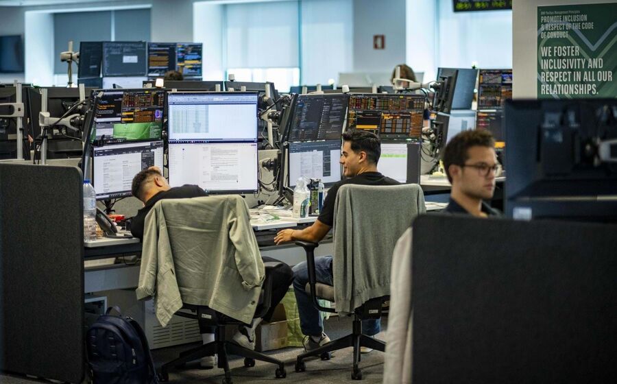 Traders, trading, bolsas, ações, analistas, sala de mercados do BNP Paribas