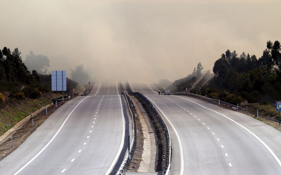 Fumo de incêndio na A25, em Vila Velha de Ródão