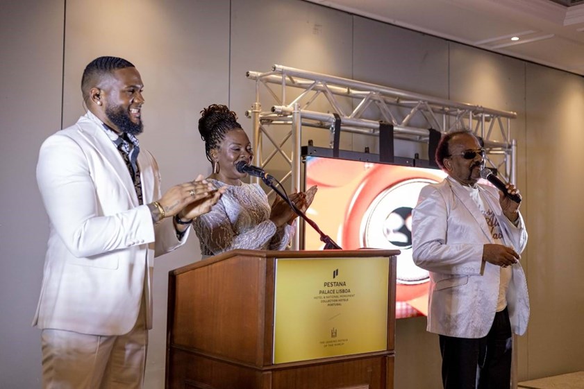 Igor Benza e Dina Simão, apresentadores da TV Zimbo, e o cantor Bonga.