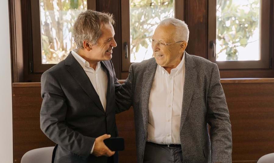 António Oliveira (à direita, na foto) com Paulo Jorge Ferreira, reitor da Universidade de Aveiro, que assina o prefácio da biografia do presidente da OLI.