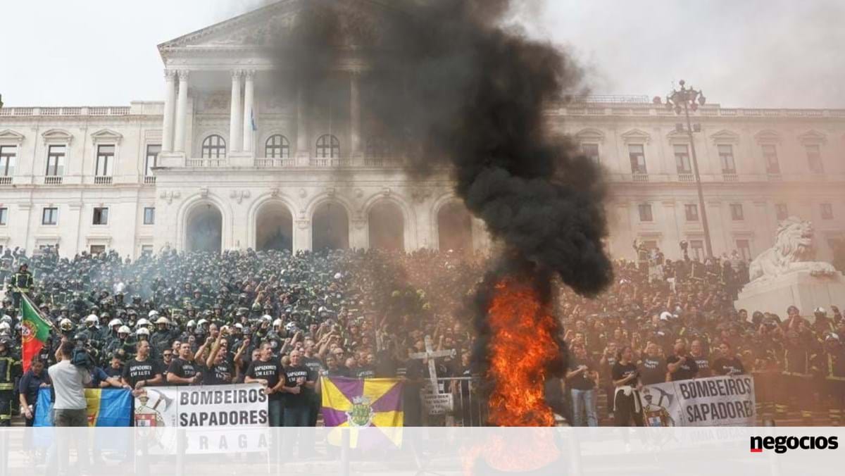 Bombeiros Sapadores sobem escadaria da Assembleia da República