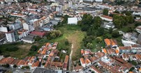 É neste terreno em Campanhã, entre a Rua de Justino Teixeira e as piscinas municipais do Porto, que vai nascer o novo estádio da cidade.