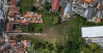 É neste terreno em Campanhã, entre a Rua de Justino Teixeira e as piscinas municipais do Porto, que vai nascer o novo estádio da cidade.