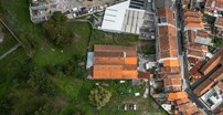 É neste terreno em Campanhã, entre a Rua de Justino Teixeira e as piscinas municipais do Porto, que vai nascer o novo estádio da cidade.