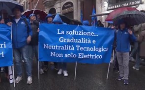 Trabalhadores do setor automóvel italiano em protesto em Roma