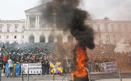 Bombeiros Sapadores sobem escadaria da Assembleia da República 