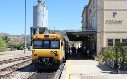 Linha do Douro suspensa entre Régua e Pocinho devido a descarrilamento