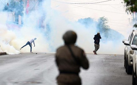 Polícia moçambicana lança gás lacrimogéneo para dispersar manifestação em Maputo   