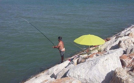 Paragrafino Pescada elabora um trocadilho: o pescado mora ao lado