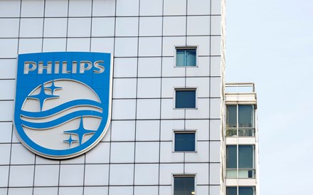 Philips dá maior tombo em bolsa deste século após rever em baixa vendas