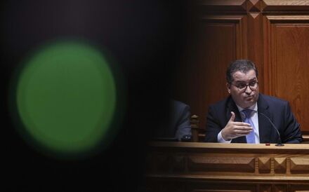 Ministro das Finanças está a ser ouvido no Parlamento.