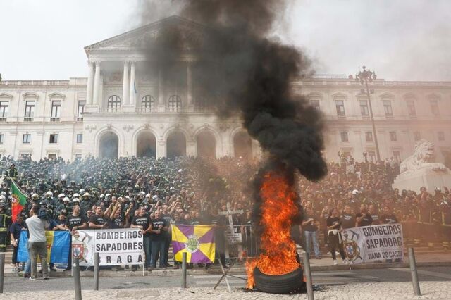 Bombeiros Sapadores sobem escadaria da Assembleia da República 