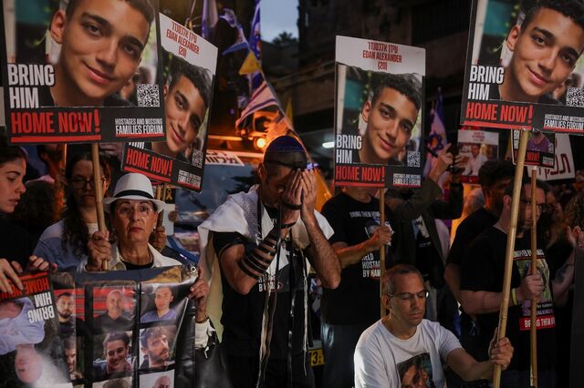 Homenagens e protestos assinalam um ano do ataque a Israel