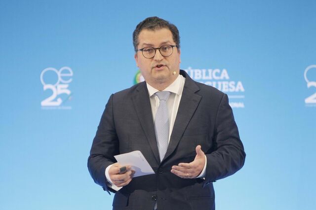 Governo vê este ano economia a crescer menos mas admite excedente maior