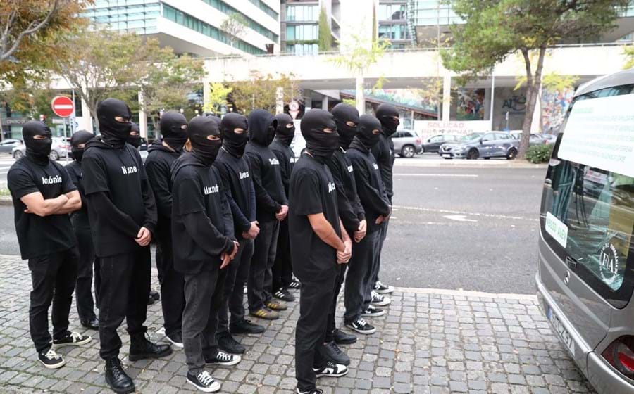 Um grupo de lesados protagonizou um protesto à porta do tribunal.