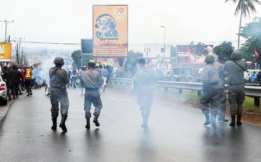 A polícia dispersou as manifestações em Maputo recorrendo ao uso de gás lacrimogéneo.