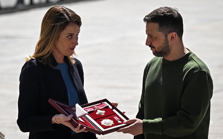 A presidente do Parlamento Europeu, Roberta Metsola, com o presidente ucraniano, Volodymyr Zelensky.