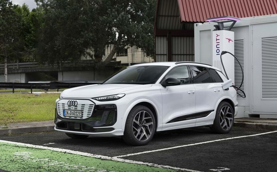 Audi Q6 SUV e-tron. Na vanguarda da técnica Audi Q6 e-tron.mp4