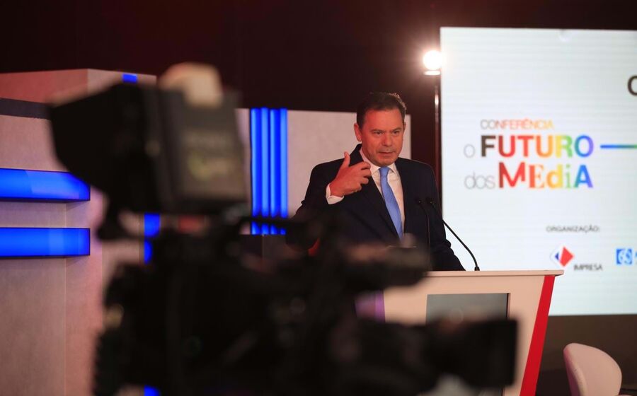 Luís Montenegro apresenta apoios aos média