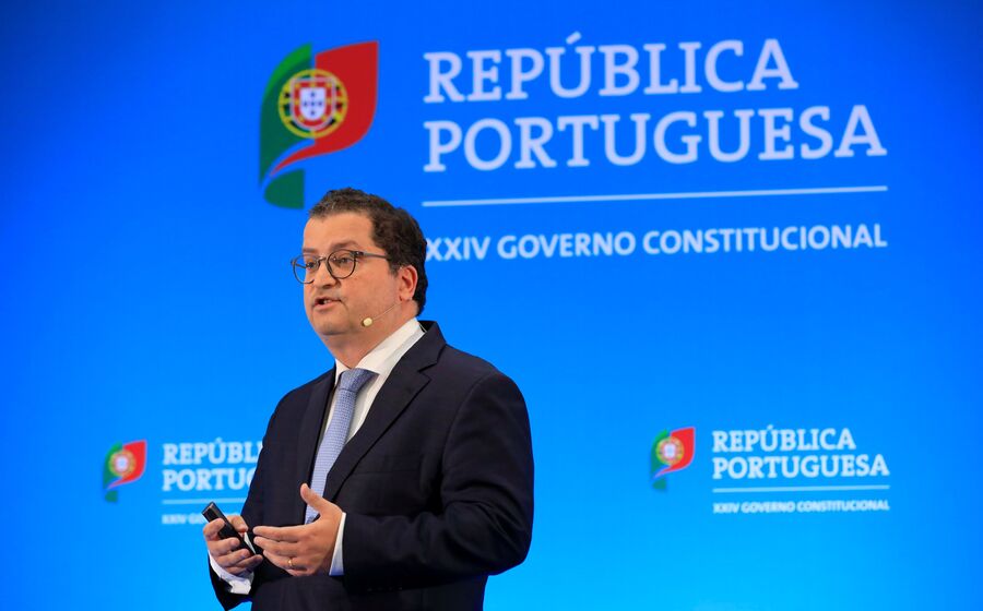 A Comissão Europeia enviou uma carta ao Ministério das Finanças a pedir que sejam tomadas “ações concretas” que visem a eliminação do apoio que tem permitido conter os preços dos combustíveis.
