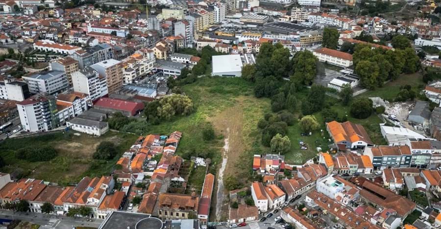 É neste terreno em Campanhã, entre a Rua de Justino Teixeira e as piscinas municipais do Porto, que vai nascer o novo estádio da cidade.