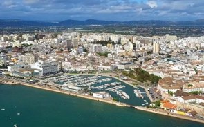 Faro passa a cobrar taxa turística todo o ano com valores diferenciados