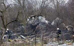 Um morto em queda de avião de carga na Lituânia. Aeronave fazia aterragem de emergência